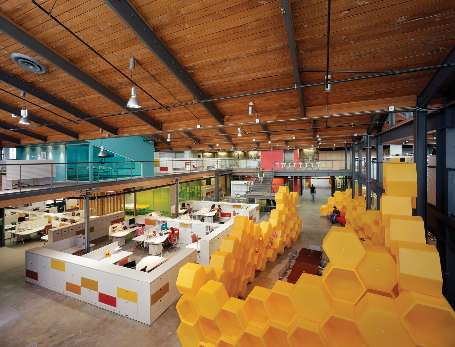 Необычное офисное помещение Funny Or Die: удивительный пример архитектуры от Clive Wilkinson Architects в Лос-Анджелесе, Калифорния